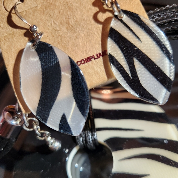 Reversible Black and White Statement Necklace - Picture 5 of 16